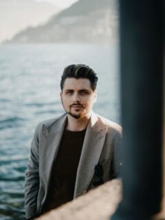 Sometimes the calm arrives unexpectedly in a place, a light, a moment that reminds you to slow down and breathe, and looking back you realise some days and some people don’t really fade. They stay somewhere inside, quietly, even when life moves on. Here’s to the moments that never truly disappear. 🦢 #lakeside #lugano #december #flashbackfriday #fbf #TBstyle