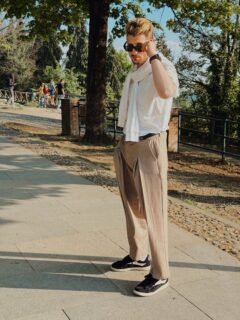 Sunday strolls, first a little closer, then a little further away, just enough to catch the whole vibe. Easy white tee, wide pants, sneakers, shades slightly lowered like “yeah, I’m looking at you”, a sweater casually tied over the shoulders and that effortless Sunday mood somewhere between relaxed and quietly dressed up. Ending the day between blue skies, fast cars and details that speak for themselves. 🕶️☀️ #SundayMood #springtime #effortleschic #may #TBstyle