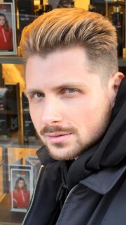 Spring switch, mood 🆙graded. 🆕 energy, new look ⚡️Transformation complete… Super Saiyan or Johnny Bravo, depends on the day. 😎 Done with my hairdressers at @agparrucchierialassio Parrucchieri, just in time for Easter weekend. #springtime #hairdo #NewLook #eastervibes #TBstyle