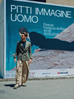My third-day look at Pitti Uomo 110, but for those who know the game and the business, this is actually the real final day of the fair. This outfit was all about movement. My favourite shade of green, lightweight layers, relaxed volumes and a pair of trousers that create movement with every step, constantly changing shape as they move. Between the heat of the Fortezza, a little shade beneath the trees 🌳 just outside and the perfect “The Pool” backdrop, everything felt perfectly in sync with the mood of the day. No rules, no overthinking, no need to force anything. Just following the flow through Florence. 🤙

#PittiUomo110 #Florence #Menswear #PittiUomo #TBstyle