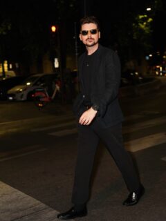 #Lastnight in Florence. Day 0️⃣ before the Pitti rush begins. A night filled with great people, good energy and a total black look. When the city shines this bright, with its atmosphere, energy and unforgettable moments, the sunglasses stay 🔛🕶️✨

#Florence #PittiUomo #TotalBlack #TBstyle
