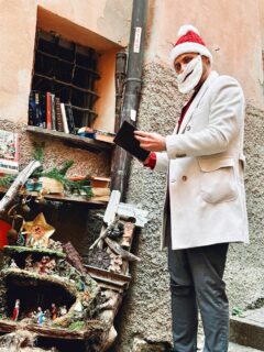 If you’ve got a minute, let TBabbo 🎅 tell you his story. Not the Christmas story we all know, but my own story, with a book in my hand and a few thoughts in my heart. Over the years I’ve learned that Christmas isn’t really about gifts, lights or perfect smiles. It’s about presence, about who chooses to be there, about the hugs we shouldn’t take for granted and the words we should say more often. Because love can’t live in appearances, and kindness can’t be just for one day a year. So this Christmas, let’s be real, let’s be close, let’s be grateful, and let’s remember that the greatest gift is simply not feeling alone. Merry Christmas, Feliz Navidad, Buon Natale 🎄✨

#MerryChristmas #buonnatale #25december #santaclaus #TBstyle