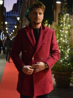 A touch of red, stepping into the festive mood. The rest is atmosphere.❤️‍🔥✨ #december #holidayseasons #fbf #TBstyle