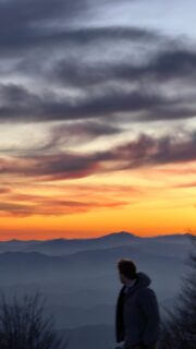 One of the first sunsets of 2026. Snow under my feet ❄️, mountains all around ⛰️ and the sea 🔛 the horizon 🌊. 🆙 on Monte Beigua, where everything meets in one place 🔝A @unesco landscape. The light fades, colors 🆒 down, and somehow it feels right 🌄 • #sundown

Some places don’t just frame a moment, they shape it. Up on Monte Beigua, where winter air, distant horizons and changing light come together in the same view. A UNESCO landscape suspended between snow, mountains and the sea, while the day slowly slips into twilight. #MonteBeigua #UNESCO #january #TBstyle