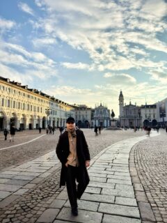 Sometimes the simple things are really enough.
Just three shots, two steps in the city center, and a fitting-room selfie without the cap to wrap up my two weeks in Turin. 🏛️ #November #menswear #simplethings #citycenter #autumn #Turin #TBstyle