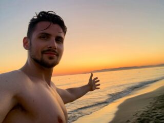 “Maybe all we need is just one weekend. Pack a bag, tell nobody we’re leaving. Are you thinking what I’m thinking?” 🌊 After a busy week in Florence, a dip in the sea feels like the perfect reset. A summer tradition in one of my favorite places. 🫶 #ForteDeiMarmi #Versilia #ontheshore #sunsetvibes #TBstyle