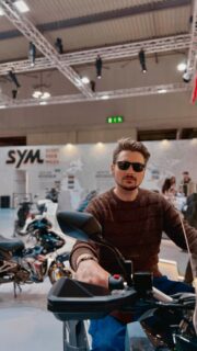 Recap of my visit to @eicmaofficial 2025 International Motorcycle Exhibition 🏍️ Always a pleasure to stop by @symitaly, discovering their latest innovations and sharing new ideas for the months ahead. Every year their creativity, design and passion keep raising the bar, and this edition once again proved the timeless connection between girls and engines, a classic match we’ll always love ⚙️❤️ Exciting things are coming with this brand that has become a true companion through the years 👀🔥 #Eicma #YouAreEicma #MotoLive #OneLoveTwoWheels #EICMA2025 #SYM #StartYourMiles #sundaymotivation #TBstyle