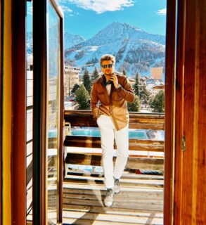 When you say a window overlooking the sea, in this case I say a window overlooking the mountains 🏔️ Happy skiing holiday to everyone ! #sestriere #sestrières #snow #skiingholiday #snowweek #saturdaymood #sunny #snobmilano #mountain #winter #2023 #TBstyle