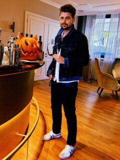 No tricks, no drama, just me, a quiet bar, and one loyal pumpkin. 🎃 Wherever you are tonight, don’t get too scared, it’s only Halloween. 😉 #Happyhalloween #31st #october #fridaymood #flashbackfriday #fbf #TBstyle