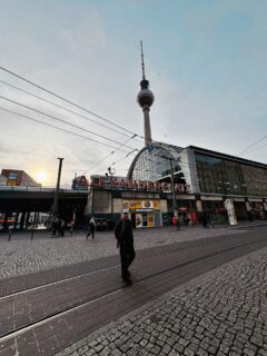 #ThrowbackThursday to my last weekend in Berlin. 🖤 48 hours, countless moments, and a city that keeps breathing history and contradictions. Every photo is a small highlight, a fragment of something that words can’t really explain. Between noise and silence, the city keeps moving and somehow it moves you too. Same world, different perspective. ☁️ #november #berlín #recap #tbt #TBstyle