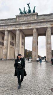 The ‘N’ in November stands for new beginnings, new energy, never give up, no limits, no fear. A Touch&Go weekend in Berlin, a city made of grey blocks and quick rhythms where even the rain feels like part of the story. Monday mood embracing the grey and turning it into motion. 🩶🇩🇪 #BerlinVibes #Berlin #strollingaroundthecity #MondayMotivation #November #Autumn #TouchAndGo #TBstyle