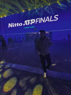 First time at the @nittoatpfinals, right here in my hometown, turning completely blue for the occasion 💙 From the Fan Village to the court, living all the emotions behind this incredible show that goes far beyond tennis, it’s pure spectacle. What a night, what a feeling. Watching @janniksin live was something else, a mix of power, class and aura.✨ Swipe through to relive my mix of moments from an unforgettable night at the @inalpi_arena 🎾🔥 #NittoATPFinala  #InalpiArena #PalaAlpitour #Turin #tennis #tuesday #TBstyle