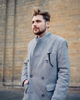 Coat season is here cold air, clean lines and a slightly rebellious forelock the wind keeps trying to style for me.⚡️ #winteriscomming #latenovember #menswear #forelock #fbf #TBstyle