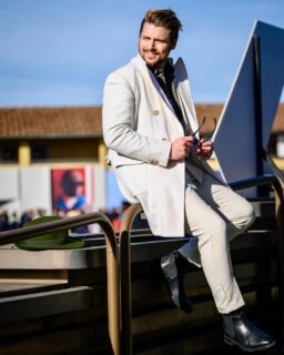 #Mondaymotivation ✨ A new week, familiar energy. That smile before everything starts 😌 Style 🔛, focus sharp, rhythm 🆙. When fashion takes over the days and the pace feels just right. Let’s rock this week 🤟

 #PittiUomo #Fortezzadabasso #menswear #TBstyle