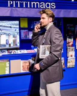 Last day & call at @pittiuomo_official 🗞️
PU 109 calls, I answer.
When the fair slows down, ideas speed up.
Reading the present. Thinking what’s next.
Newspapers under my arm, thoughts already ahead.
Business, culture, vision.
Sometimes the best meetings happen between pages.
Tempus legendi, tempus cogitandi.

#PittiUomo #pittiuomo109 #Florence #BusinessAttitide #TBstyle