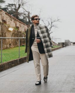 Blue Monday? Not really. Instead of blue, I’m starting the week in green, choosing contrast, balance and a touch of hope 💚 This was my main outfit over the past weekend at @pittiuomo_official. One coat, two sides 🧥 Tartan on one half, solid color on the other. Classic and modern, tradition and contemporary attitude meeting in a single piece. Fashion weeks move on, but certain looks stay. Designed to be seen from both sides, meant to stand out quietly.
Outerwear by @sixthjune -•

#BlueMonday #january #MondayMotivation #MenswearStyle #TBstyle