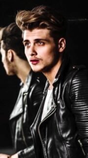 Not really from the 90s… but still from a time that feels just as far. Different years, same attitude. Call it early vintage ⚡️ #90s #anni90 #humpday #trend #TBstyle