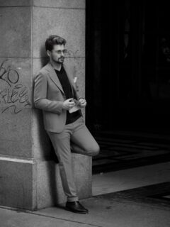 No rush, no noise. Just focus, presence and real moments. Living today like it truly matters, moving with intention and staying true to my path, even when everything around tries to distract you. 🔳 #MondayMotivation #march #menswear #hereandnow #TBstyle