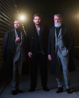 Three men, no script. Some scenes don’t ask for explanations… they just exist, in the right light, at the right moment. With my longtime buddies… the triello comes in after a while. Timeless energy, somewhere between reality and a movie. 🎬 #menswear #throwbackthursday #tbt #trio #TBstyle