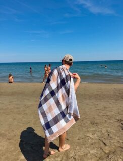 First day of June. First day of a new month. First real taste of summer. ☀️🌊 First swims, first beach days and a season that seems to have arrived a little earlier than expected. Halfway through the year already, with six months behind and six still waiting to be written. Not a bad reminder that there’s still plenty of time for new memories, new places and unexpected chapters. For now, I’ll just enjoy the sea, the sun, my “TBeach Towel”, some @aquascutumactive beach attire and the feeling that some of the best days might still be ahead. Hello June. 😎#MondayMood #june #aquascutumactive #theoriginalclubcheck #TBstyle