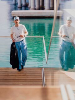 Somewhere between Mediterranean calm, mirrored architecture and Côte d’Azur light 🇲🇨✨The elegance, the silence, the sea reflections and the futuristic vision of Italian archistar Renzo Piano create an atmosphere that almost doesn’t feel real. The calm before Monaco transforms itself again for Grand Prix week, when engines, energy and chaos will take over the Riviera silence and the whole Côte d’Azur starts moving differently again 🏎️🌊
Shots by @mark_capomolla 📷
#Mareterra #Monaco #MonteCarlo #FrenchRiviera #TBstyle