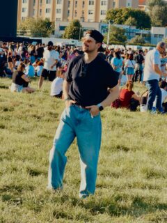 Ave Cesare! 👑🎶 Diamo a Cesare quel che è di Cesare. 80.000 persone all’Ippodromo e un artista che, per quelli della mia generazione, è stato molto più di una semplice colonna sonora. Sono nato negli anni ‘90 e sono cresciuto con le sue canzoni. Alcune canzoni le ascolti. Altre ti accompagnano per una vita. Tra leggerezza, profondità, ironia e riflessioni che oggi forse hanno ancora più senso di allora. Un musicista completo, un vero polistrumentista, uno showman capace di attraversare epoche diverse senza perdere autenticità. Uno di quei rari artisti che non inseguono le mode, ma riescono a rimanere attuali continuando a essere sé stessi. E forse ha ragione anche in “Nessuno vuole essere Robin”. Tutti vogliamo il numero 10 sulla schiena, poi però ci dimentichiamo che nella vita bisogna anche avere il coraggio di sbagliare un rigore. E forse, ogni tanto, anche di sentirsi un po’ Robin. Proprio mentre inizia un Mondiale senza l’Italia, viene da pensare che il bello non sia soltanto vincere, ma esserci, provarci, arrivare fino in fondo. Nel 1994 c’era Roberto Baggio e quel rigore che tutti ricordano. È finita come è finita, ma almeno eravamo lì, a giocarci tutto fino all’ultimo. E forse è anche questo il bello della musica, riuscire a riportarti in un attimo a un ricordo, a un periodo della tua vita, a una versione di te che pensavi di aver lasciato indietro. E io, nel mio piccolo, sono felice di esserci stato. Di aver cantato, ricordato, sorriso ed essermi emozionato in una notte che difficilmente dimenticherò. Che spettacolo. 🙌🎤🔝@cesarecremonini 

#CremoniniLive2026 #livemusic #IppodromoLaMaura #Milano #TBstyle