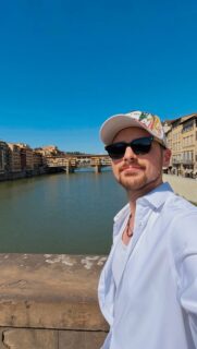 🚲 Welcome to where the river meets the highway. Welcome, summer! Here’s to slow rides, unexpected detours, golden evenings and beautiful stories waiting to happen. May we get lost a little more, worry a little less, and find beauty where we least expect it. 🛣️ #firstdayofsummer #Florence #summer2026 #arnoriver #TBstyle