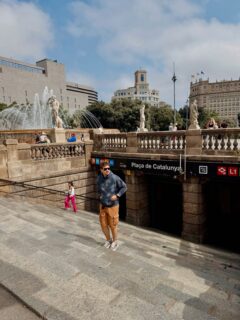 Algunas ciudades don’t ask you to stay. They just leave a little piece of themselves with you. Maybe that’s the beauty of summer. Hasta luego. ☀️🇪🇸 PS… Huge shoutout to @real_brown & @fabri_fibra for dropping one of this summer’s biggest smashes. ANTIDROGA definitely inspired this post. 🎶✈️

#Barcelona #PlaçaDeCatalunya #SummerMood #spain #TBstyle